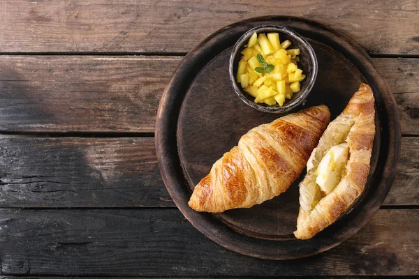 Frühstück mit Croissant und Mangofrüchten — Stockfoto