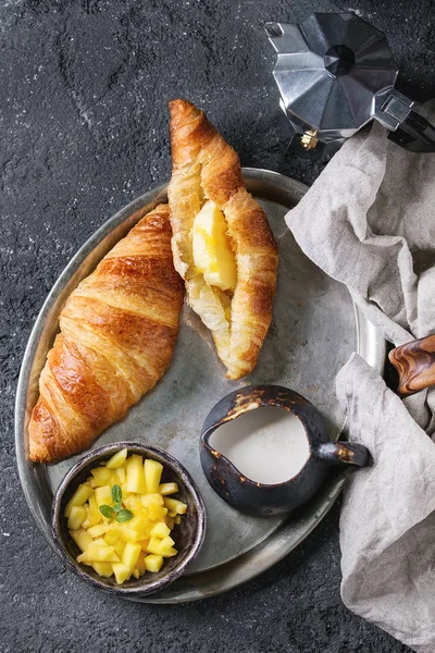 Завтрак с круассаном и манго фрукты — стоковое фото