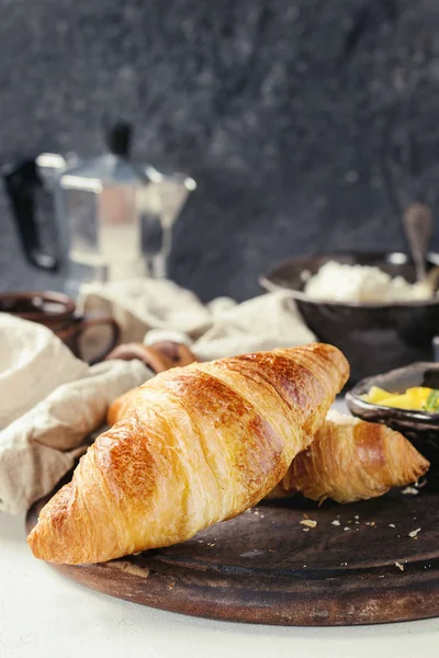 Desayuno con croissant y fruta de mango — Foto de Stock