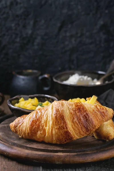 Reggeli croissant-t és mangó gyümölcs — Stock Fotó
