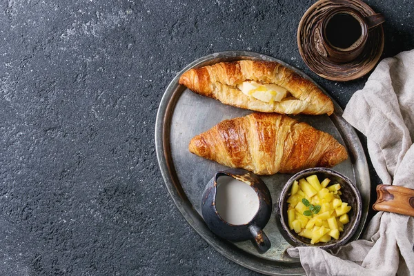 Reggeli croissant-t és mangó gyümölcs — Stock Fotó