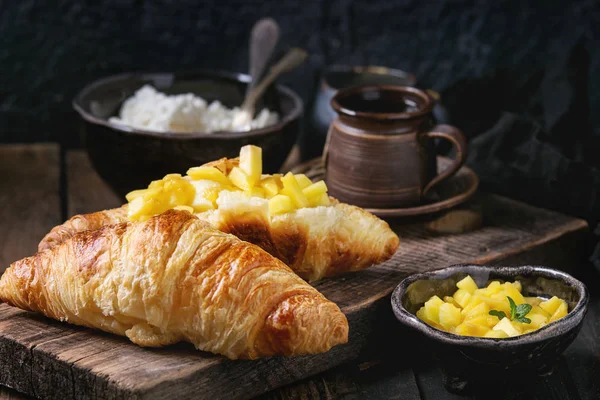Frukost med croissant och mango frukt — Stockfoto