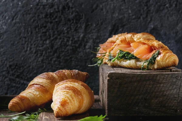 Croissant mit Lachs — Stockfoto