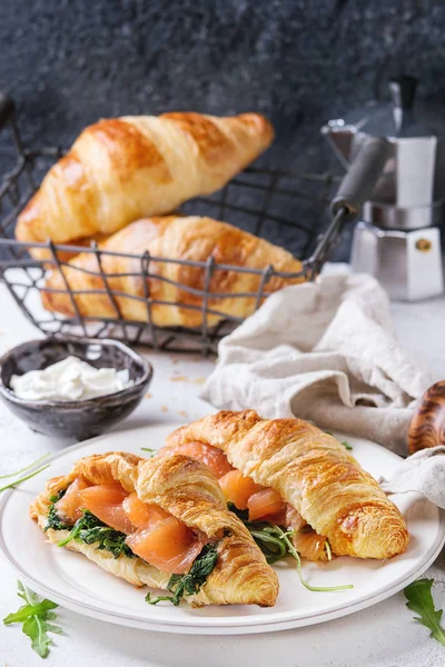 Dois croissant com salmão — Fotografia de Stock