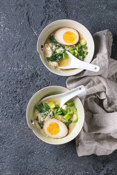 Soupe asiatique aux œufs, oignon et épinards — Photo