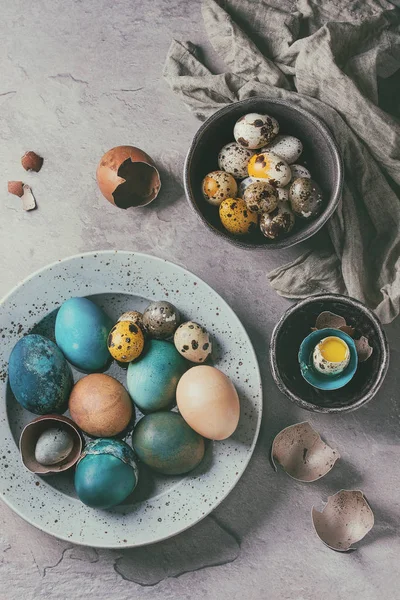 Oeufs de poulet et de caille colorés — Photo