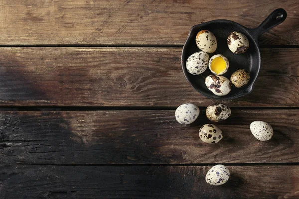 Whole and broken quail eggs — Stock Photo, Image