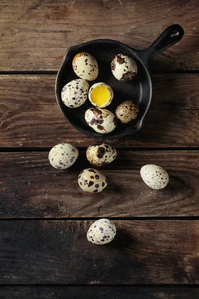 Whole and broken quail eggs — Stock Photo, Image