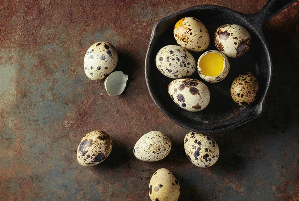 Whole and broken quail eggs — Stock Photo, Image