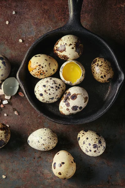 Whole and broken quail eggs — Stock Photo, Image