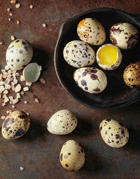 Huevos enteros y quebrados de codorniz — Foto de Stock