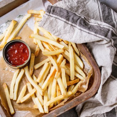 Kızarmış tavuk budu ve patates kızartması.