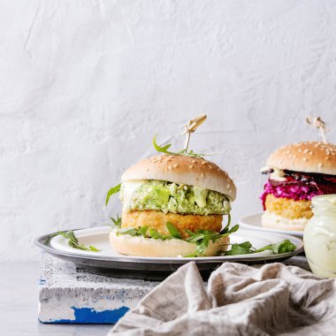 Avokado, pancar ve sos vejetaryen Burger