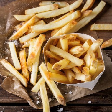 Kızarmış tavuk budu ve patates kızartması.