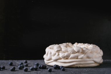 Yaban mersini ile Pavlova için beze