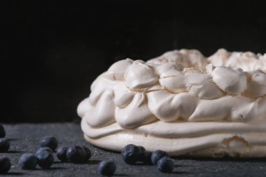 Yaban mersini ile Pavlova için beze