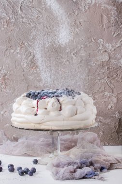 Yaban mersini ile beze pasta Pavlova