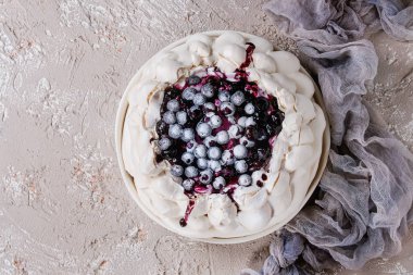 Yaban mersini ile beze pasta Pavlova