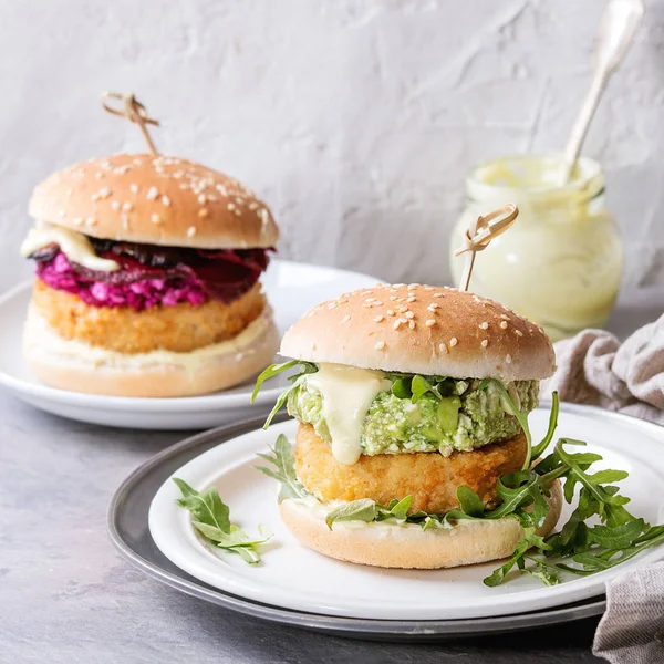 Vegan hamburgers met avocado, rode biet en saus — Stockfoto