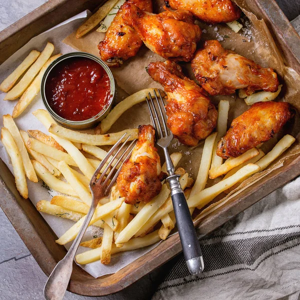 Pernas de frango fritas com batatas fritas — Fotografia de Stock