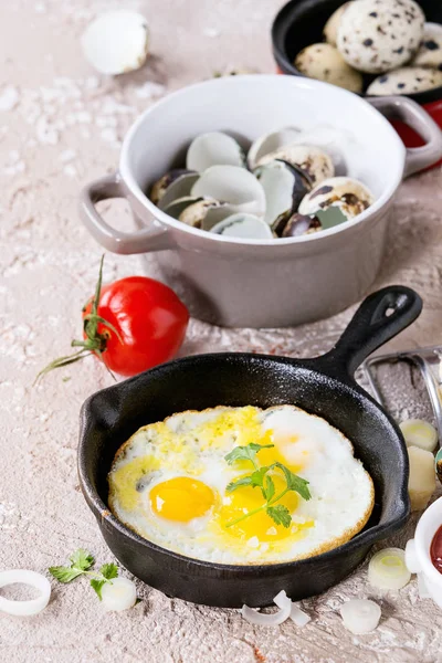 Reggeli: sült fürj tojás — Stock Fotó