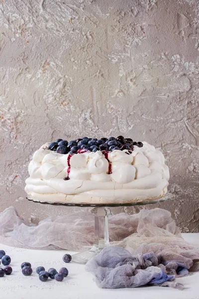 Meringue cake Pavlova with blueberries — Stock Photo, Image