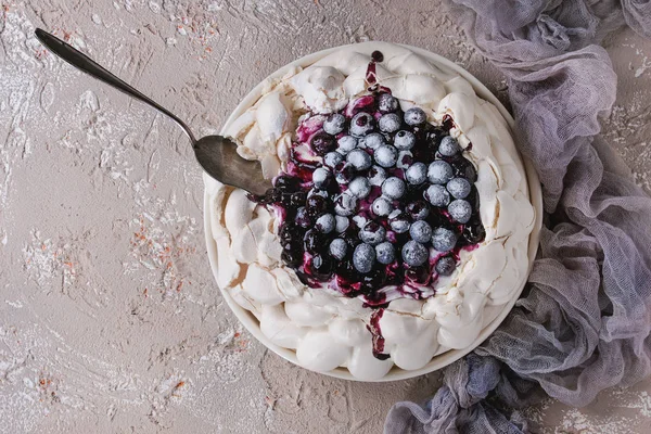 Meringue cake Pavlova with blueberries — Stock Photo, Image