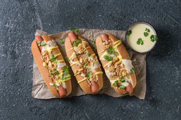 Hot dog con salsa di formaggio e senape — Foto Stock