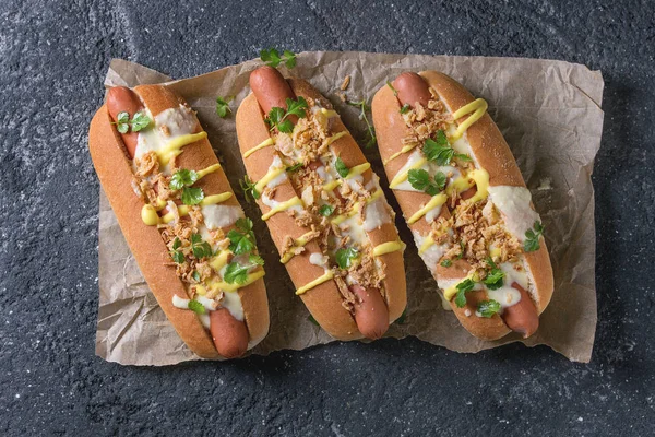 Hot dog con salsa di formaggio e senape — Foto Stock