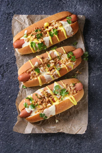 Cachorros quentes com molho de queijo e mostarda — Fotografia de Stock