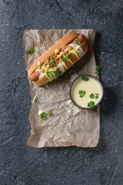 Cachorro quente com molho de queijo e mostarda — Fotografia de Stock