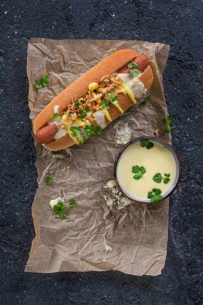Cachorro quente com molho de queijo e mostarda — Fotografia de Stock