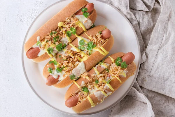 Cachorros quentes com molho de queijo e mostarda — Fotografia de Stock