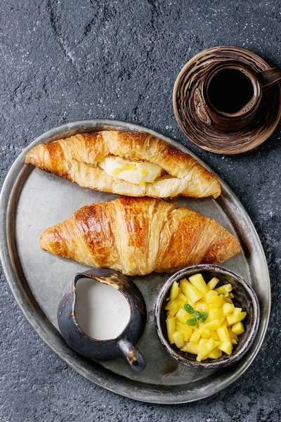 Café da manhã com croissant e manga — Fotografia de Stock