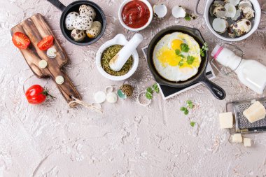 Kızarmış bıldırcın yumurtası ile Kahvaltı