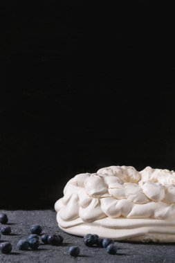Yaban mersini ile Pavlova için beze