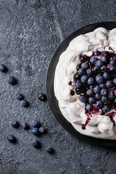 Meringue cake Pavlova with blueberries — Stock Photo, Image