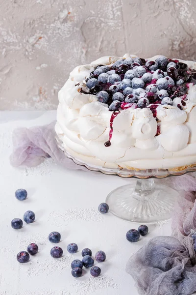 Baiser-Kuchen Pavlova mit Blaubeeren — Stockfoto