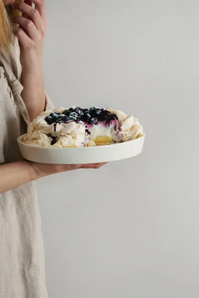 Tarta de merengue Pavlova en manos femeninas — Foto de Stock