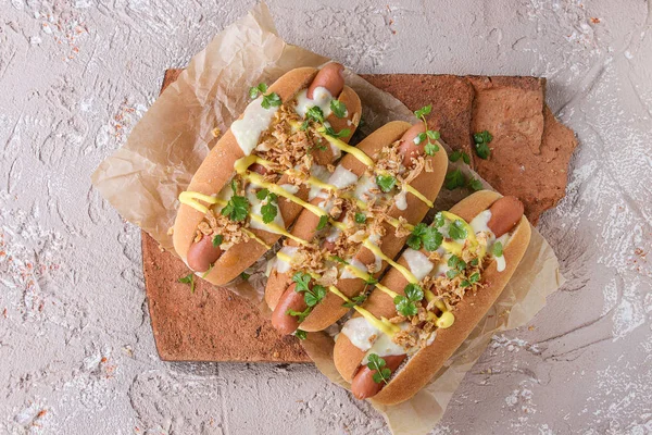 Cachorros quentes com molho de queijo e mostarda — Fotografia de Stock