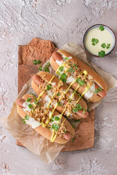 Cachorros quentes com molho de queijo e mostarda — Fotografia de Stock