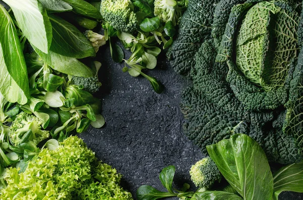 Grüne Salate und Kohl — Stockfoto