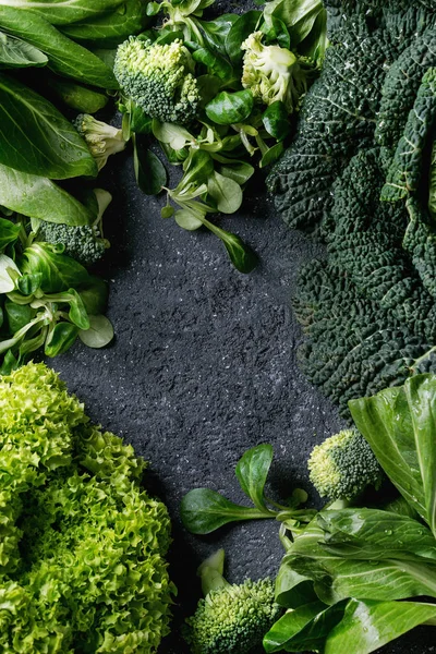 Grüne Salate und Kohl — Stockfoto