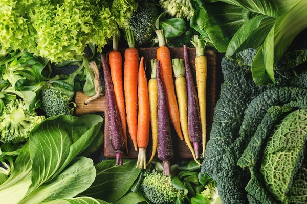 Grüne Salate, Kohl, buntes Gemüse — Stockfoto