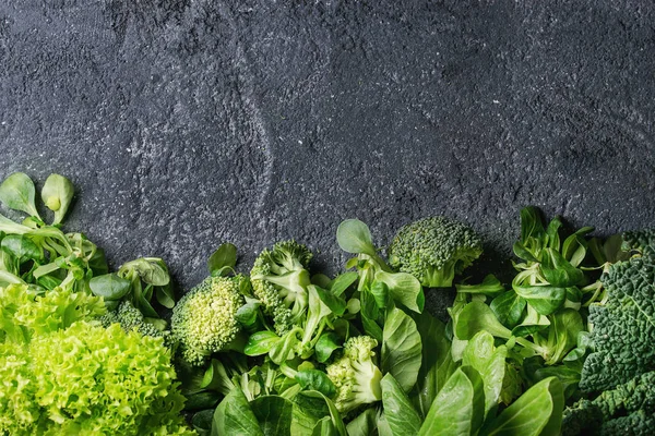 Grüne Salate und Kohl — Stockfoto