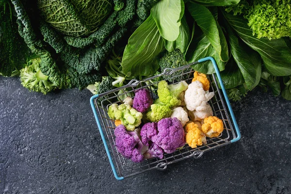 Ensaladas verdes, col, verduras de colores — Foto de Stock