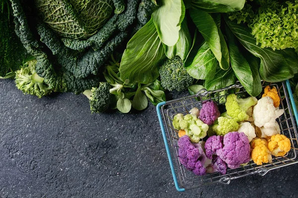 Grüne Salate, Kohl, buntes Gemüse — Stockfoto