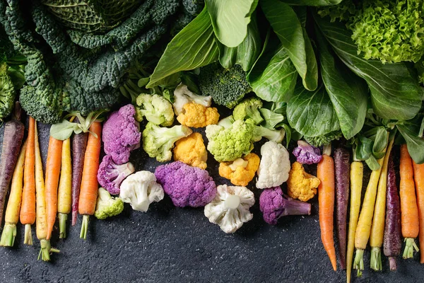 Grüne Salate, Kohl, buntes Gemüse — Stockfoto
