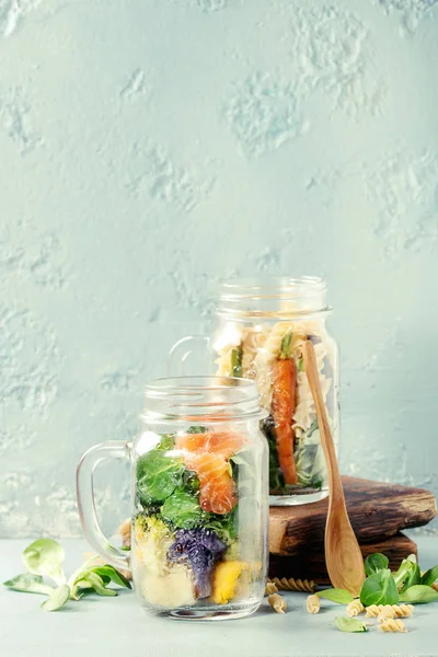 Saladas em frascos de pedreiro — Fotografia de Stock