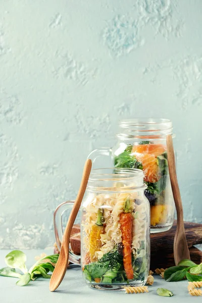 Ensaladas en tarros de albañil — Foto de Stock